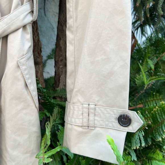 Banana Republic Beige Belter Trench Coat | XS | Removable Belt | Fully Lined - Picture 5 of 17